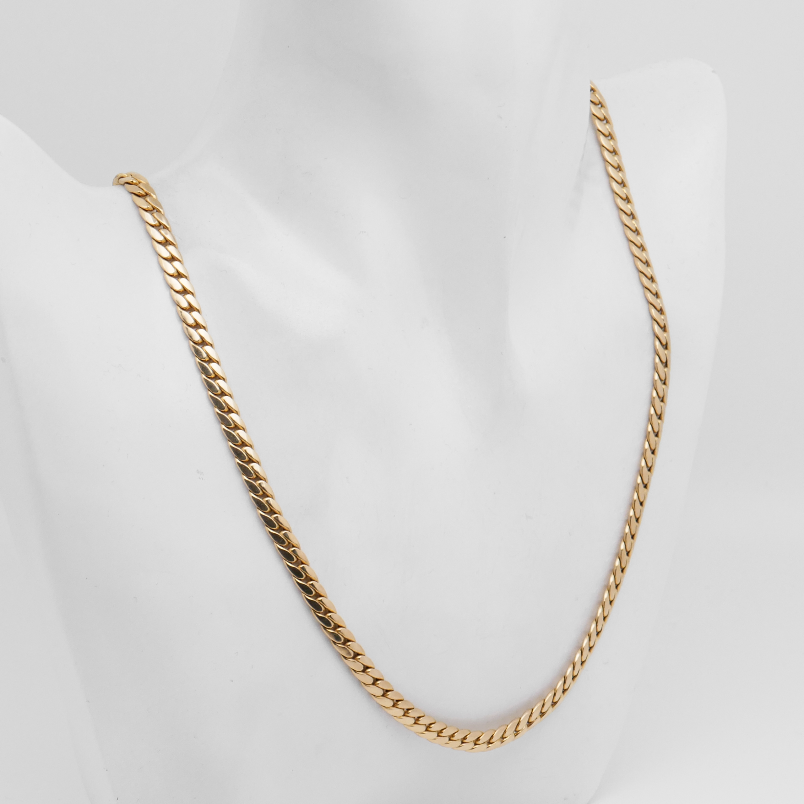 585 Gelbgold Panzerkette am Oberkörper getragen