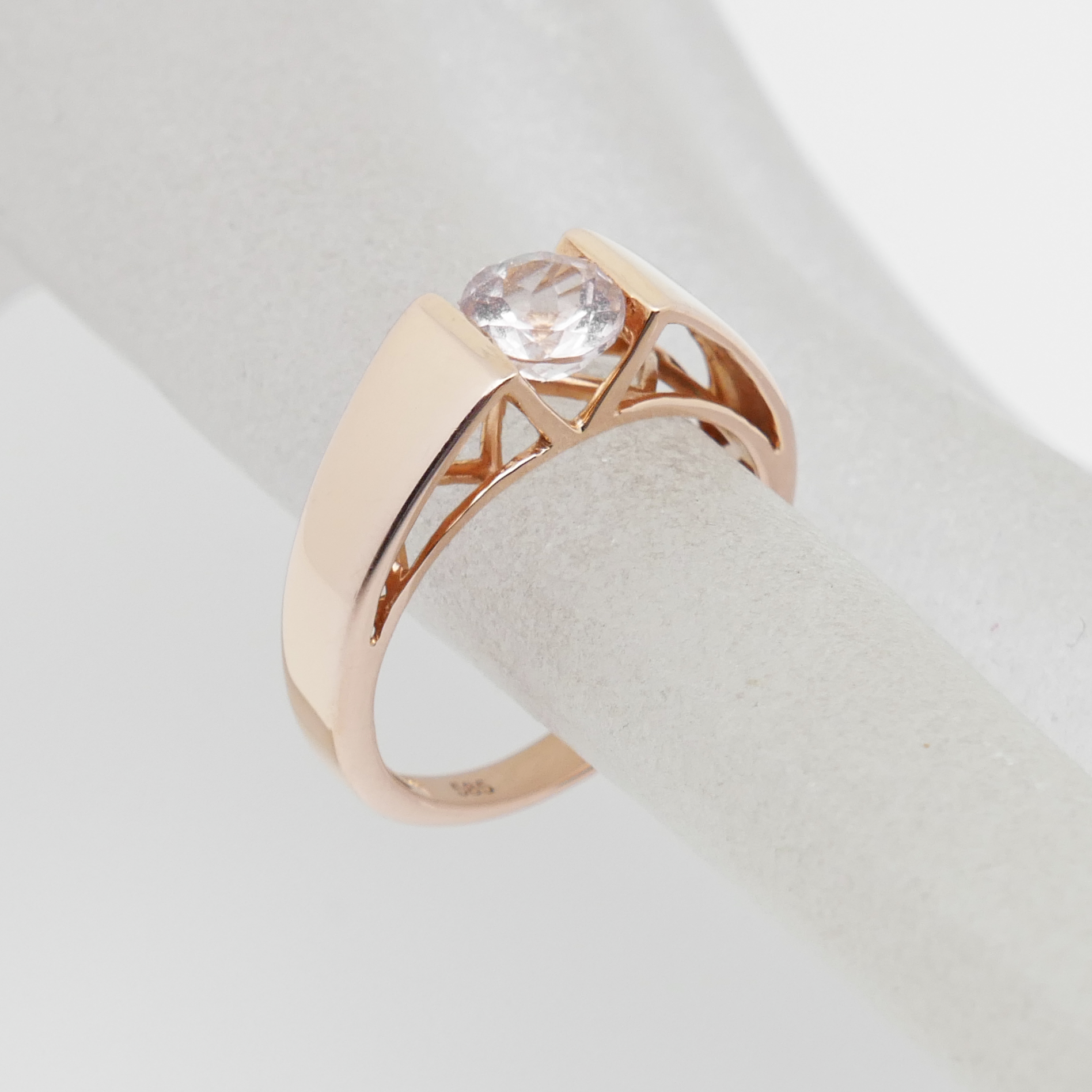 585 Roségold Ring mit klarem Stein am Finger
