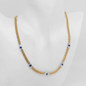 Goldcollier mit blauen Steinen auf Schmuckbüste