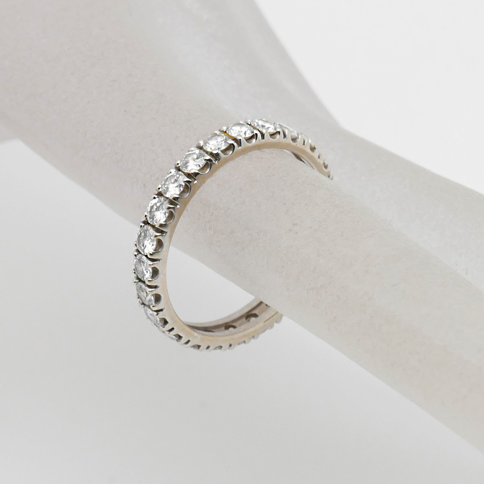 Memory Ring aus 750 Gold mit umlaufenden Diamanten