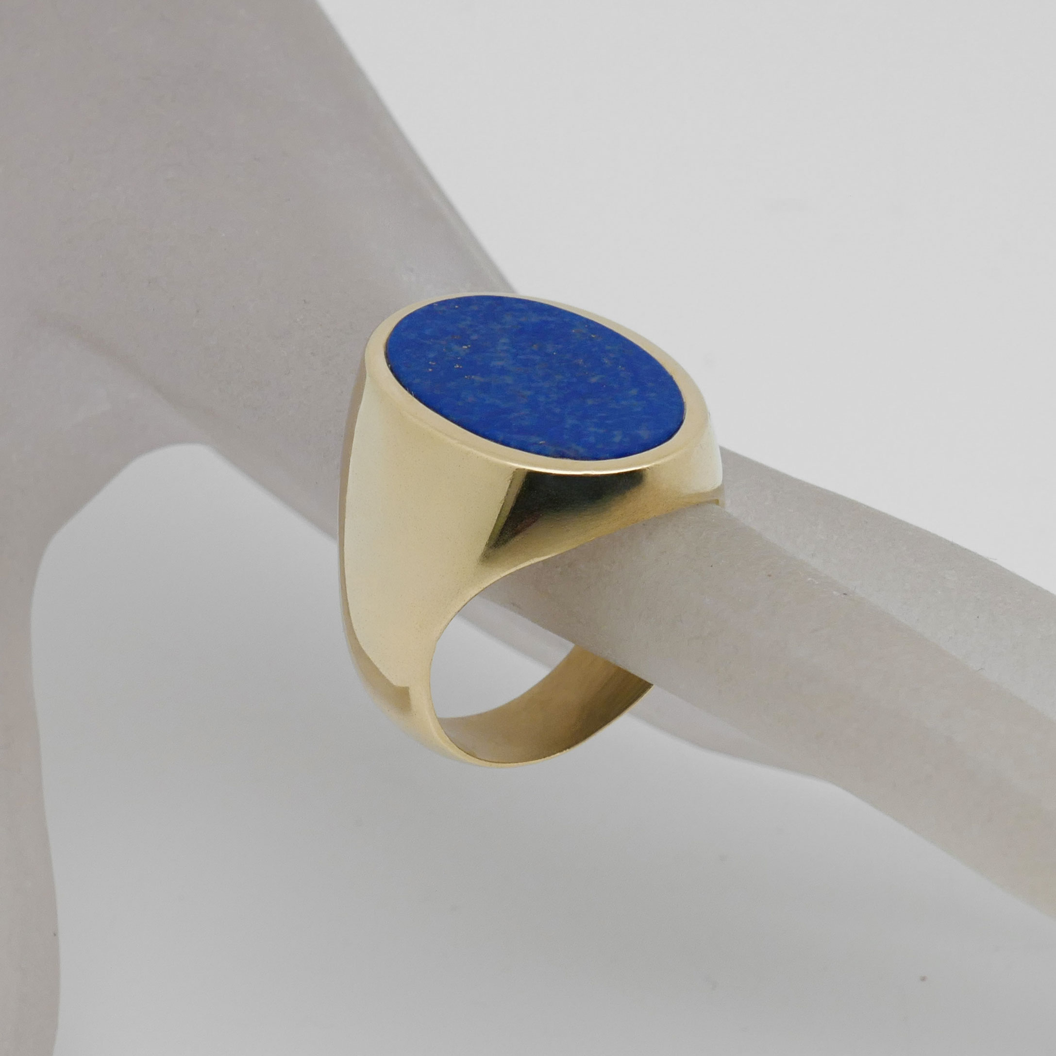 Massiver Herrenring aus 585 Gelbgold mit blauem Lapis Lazuli