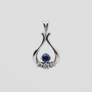 Kettenanhänger aus 585 Weißgold mit blauem Stein und drei Diamanten