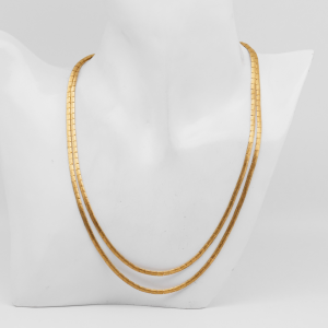 Doppelreihiges flaches Collier aus 750 Gelbgold an weißer Schmuckbüste