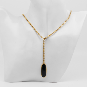 Collier von Toni Gard aus 585 Gelbgold mit dunkel facettiertem länglichem Anhänger an einer weißen Schmuckbüste