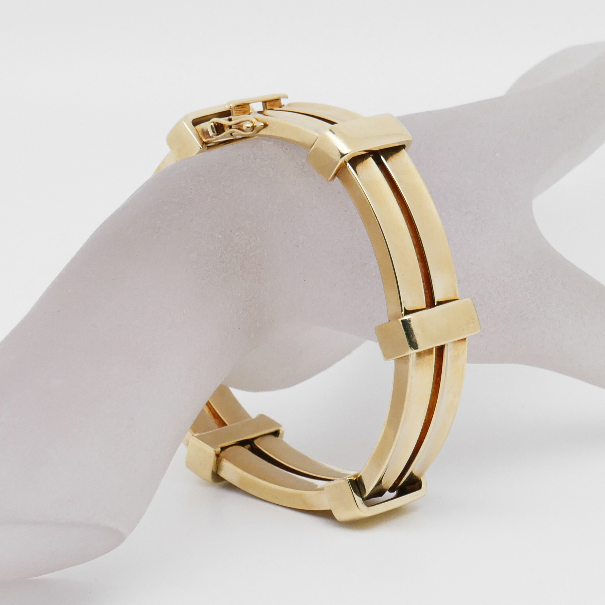 Massives Gliederarmband aus 585 Gelbgold an einer weißen Schmuckbüste mit sichtbarem Verschluss