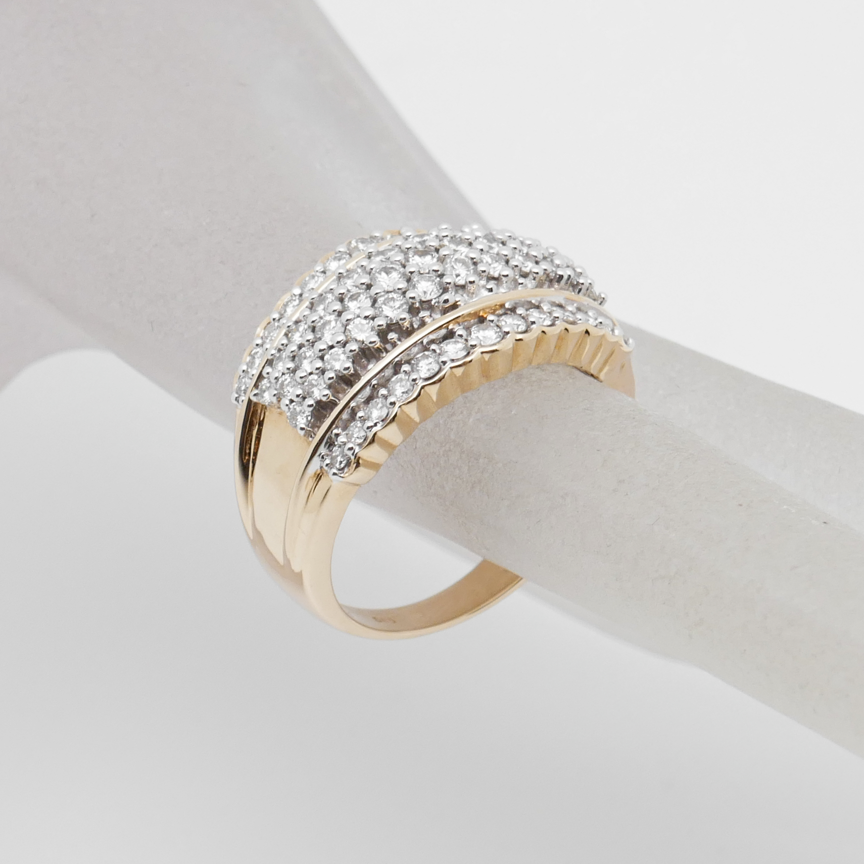 Breiter Diamantring aus 585 Gelbgold an einer weißen Schmuckbüste