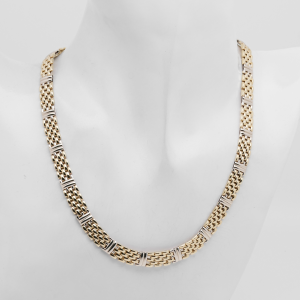Bicolor Collier aus 585 Gold an einer weißen Schmuckbüste
