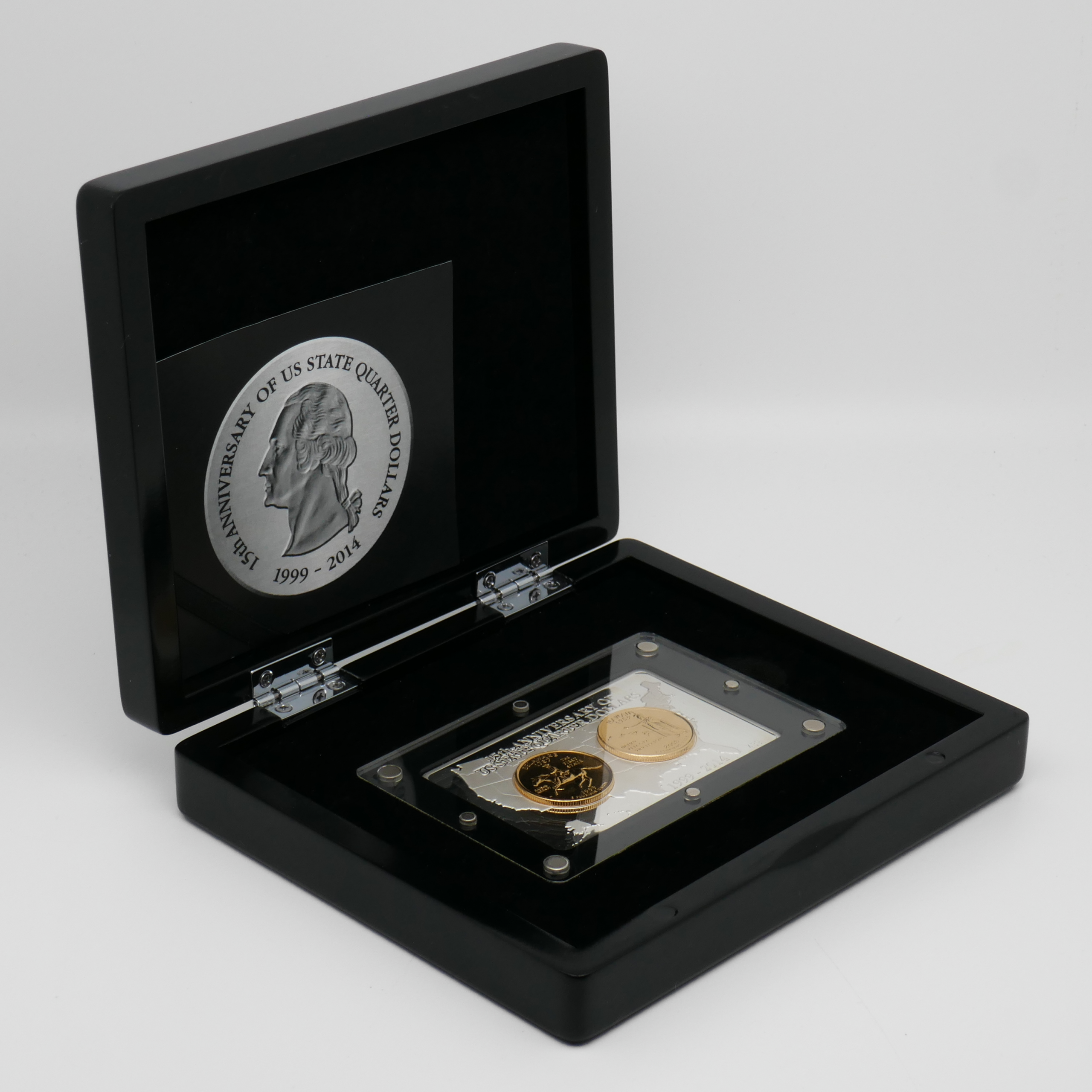 Geöffnetes State Quarter Jubiläumsset mit Silberbarren