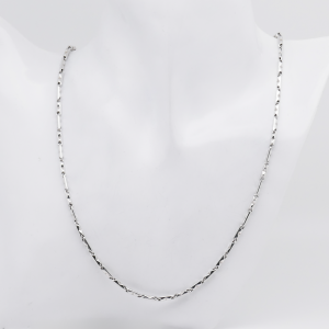 585 Weißgold Kette frontal am Hals dargestellt