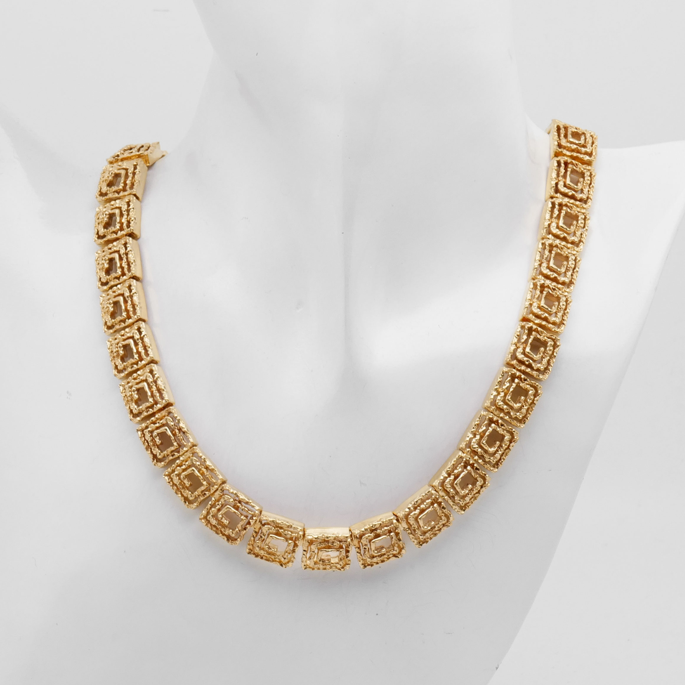 Goldcollier mit geometrischem Mäander-Muster