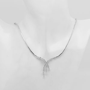 Collier aus 750 Weißgold mit 15 Diamanten