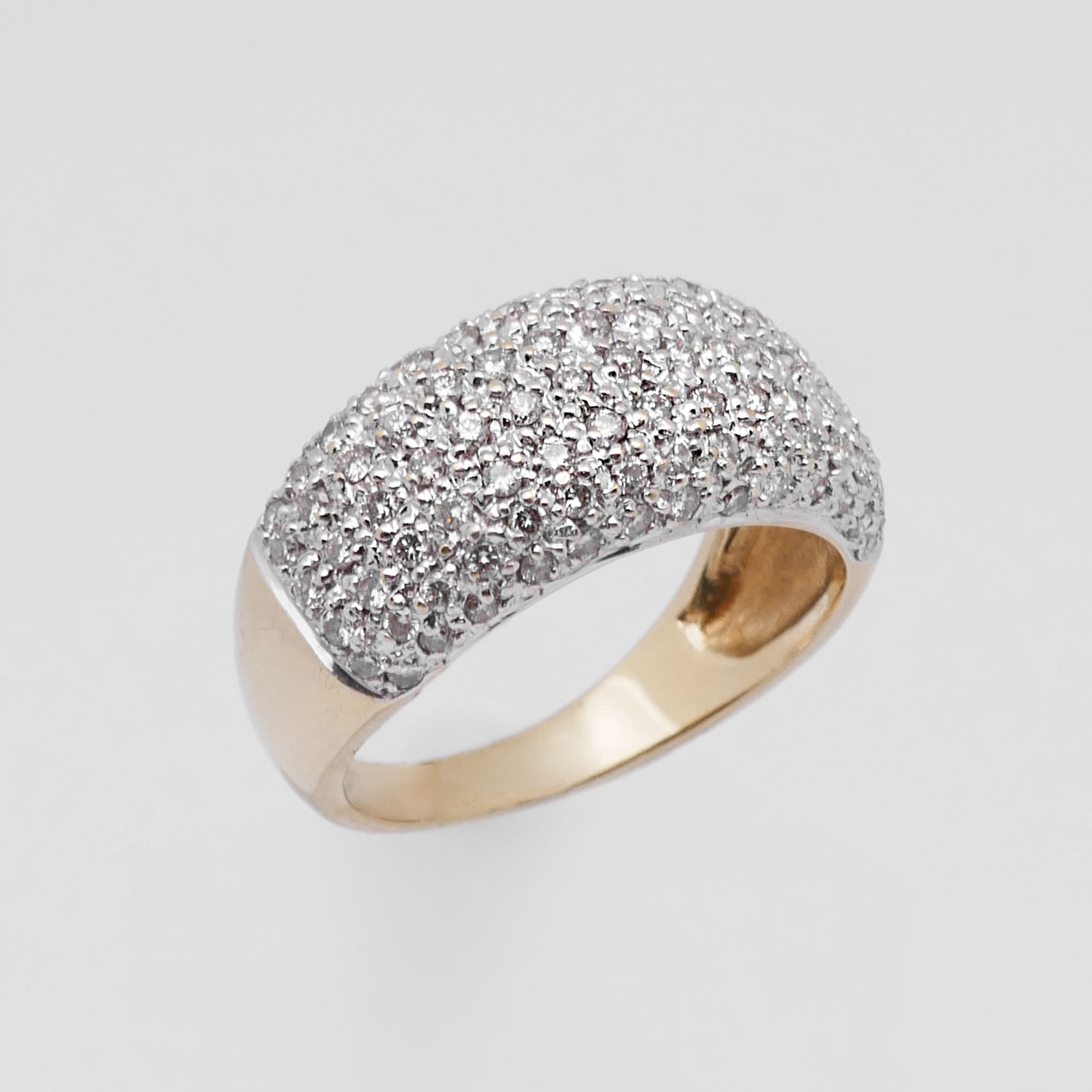 Breiter Goldring mit dichtem Diamantbesatz