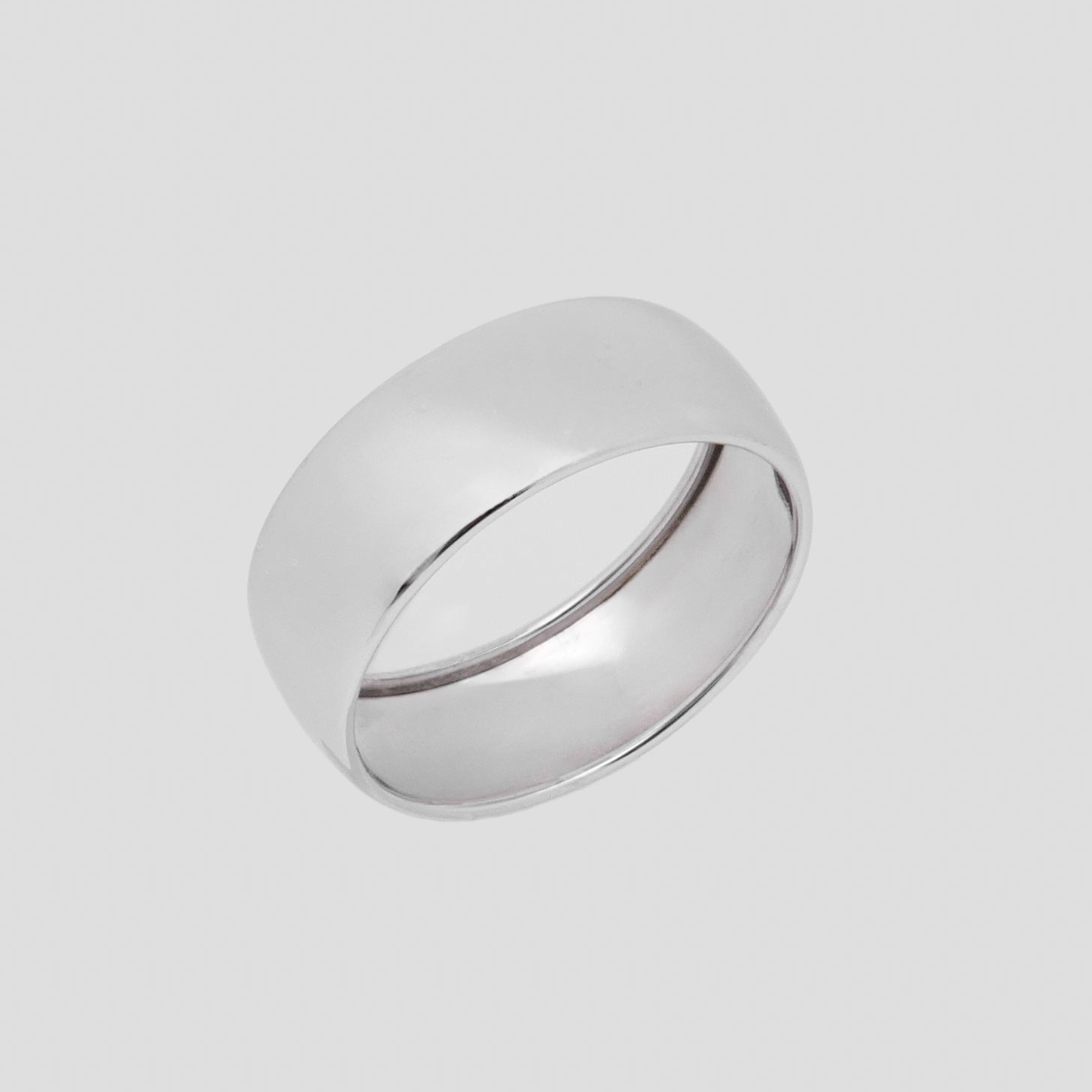 Schrägansicht eines Bandrings aus 585 Weißgold