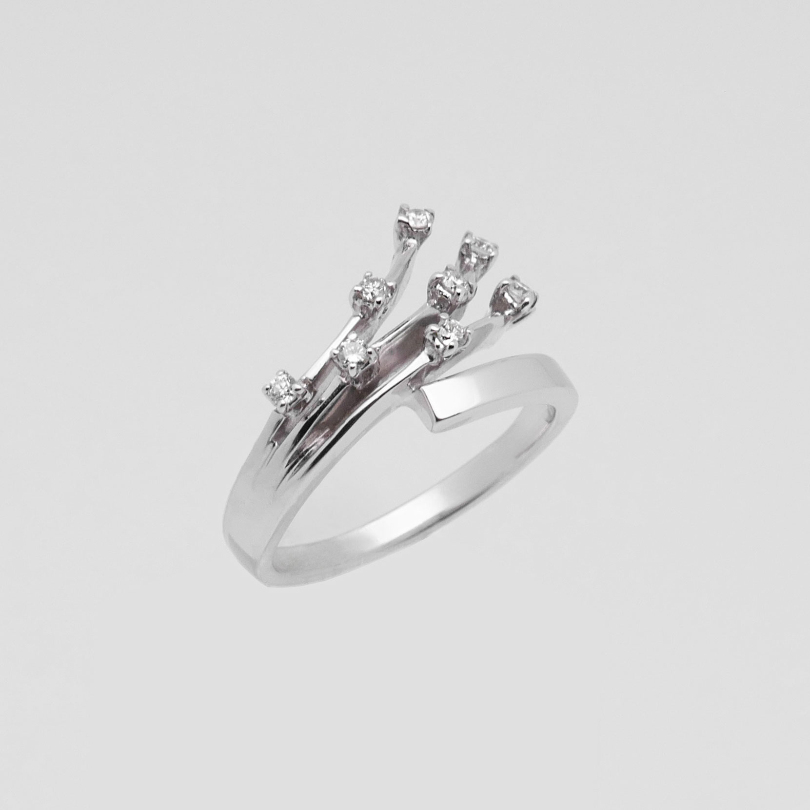Ring aus 750 Weißgold mit geschwungenem Diamantbesatz