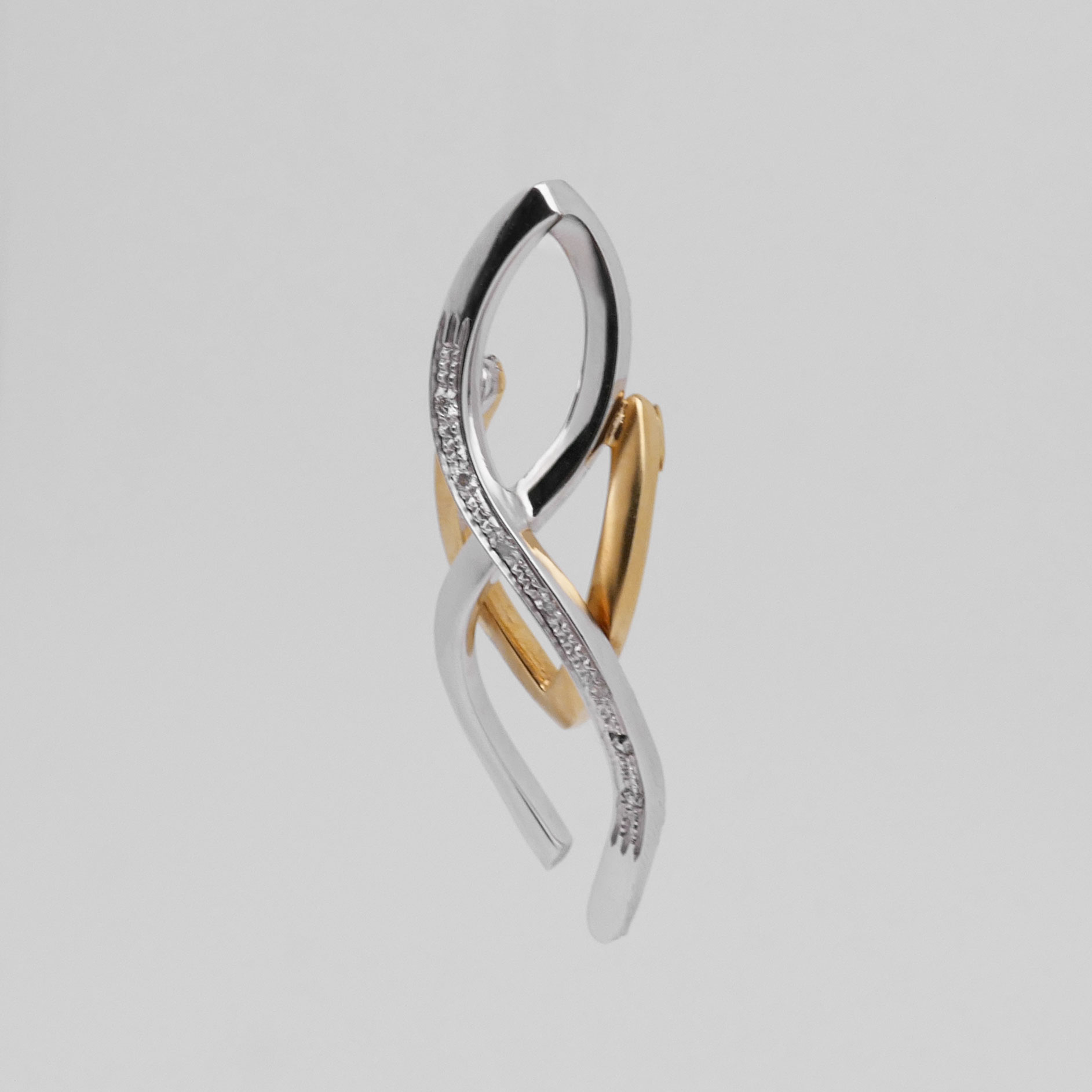 Geschwungener Bicolor Anhänger aus 750 Gold mit Diamanten