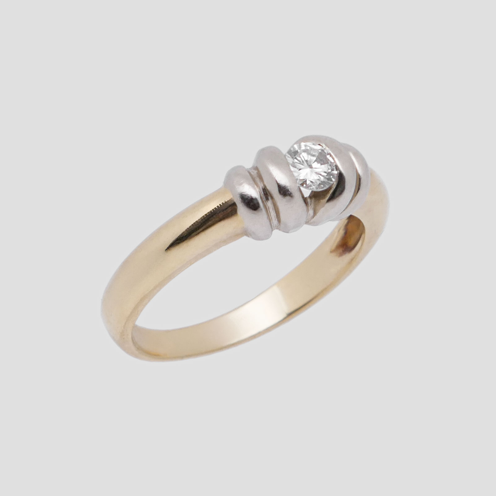 Solitär-Ring aus Gelb- und Weißgold mit zentralem Diamanten