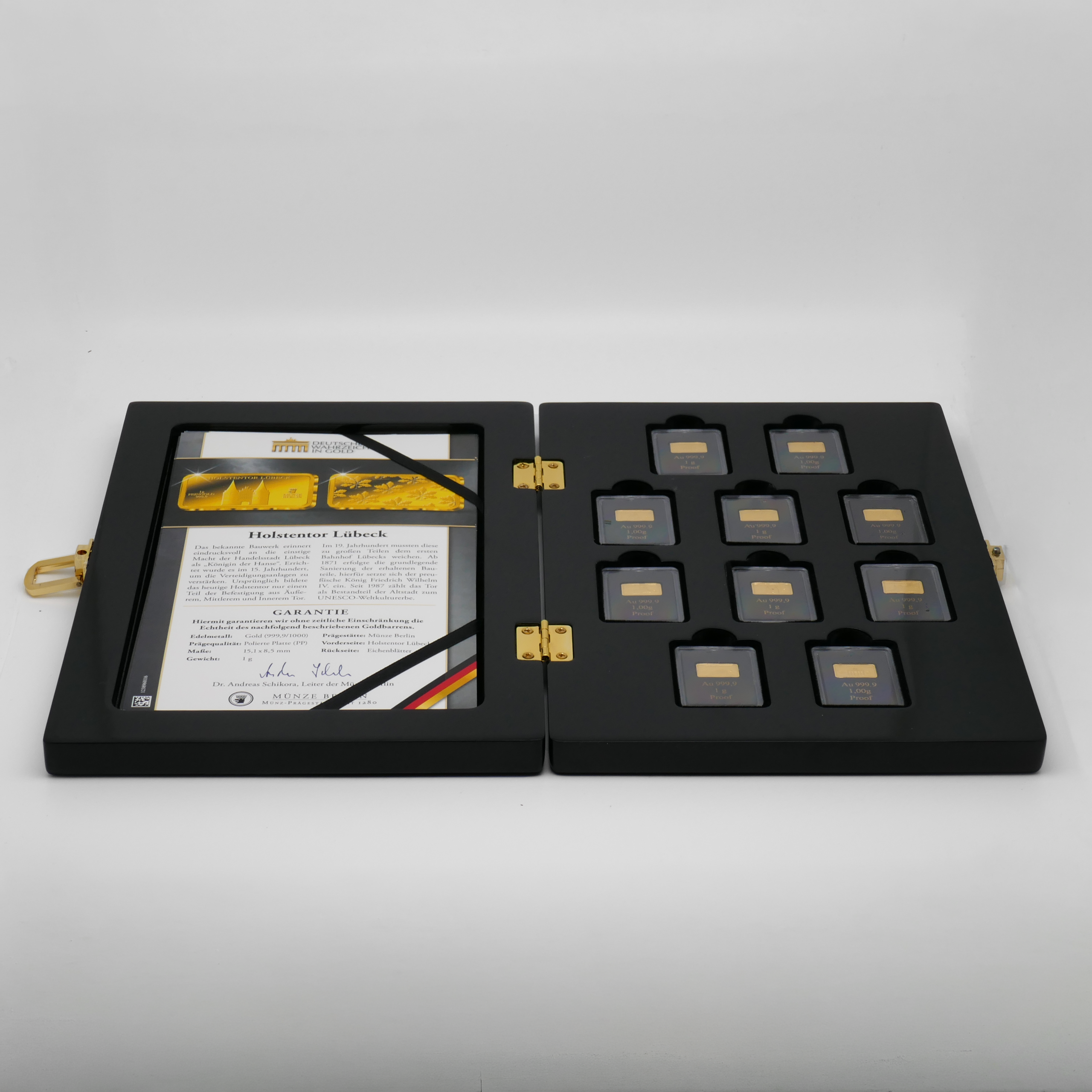 Offene Schatulle mit Goldbarren Sammlung