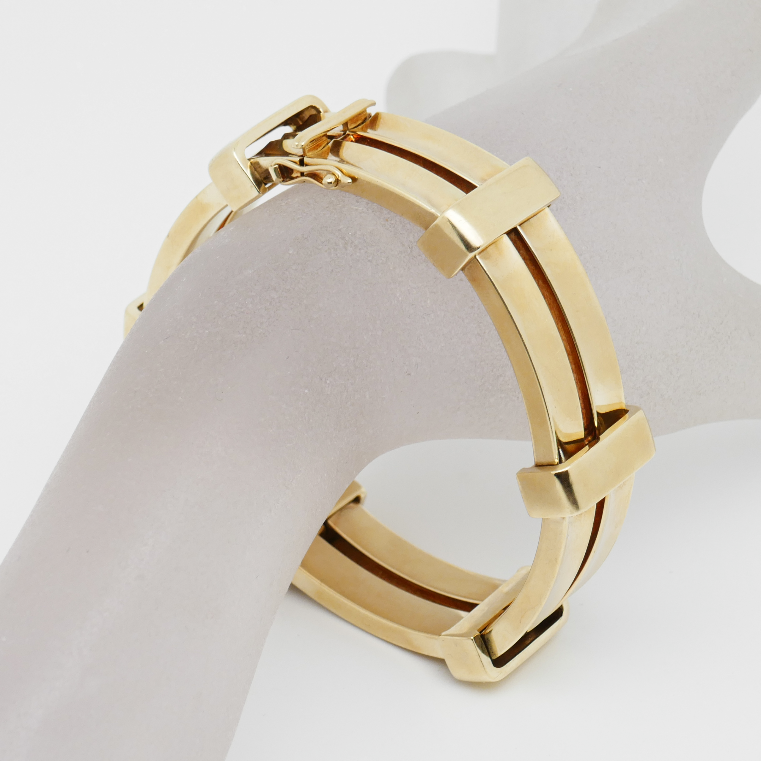 Geometrisch gearbeitetes Armband aus 585 Gelbgold in schräger Ansicht
