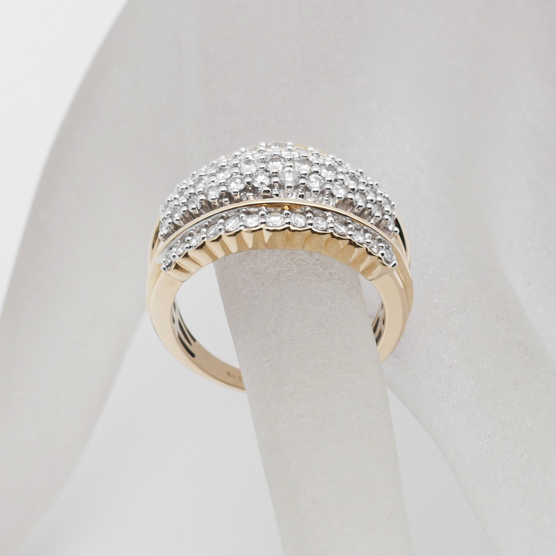 Frontal fotografierter Cluster-Ring aus 585 Gelbgold mit vielen Diamanten