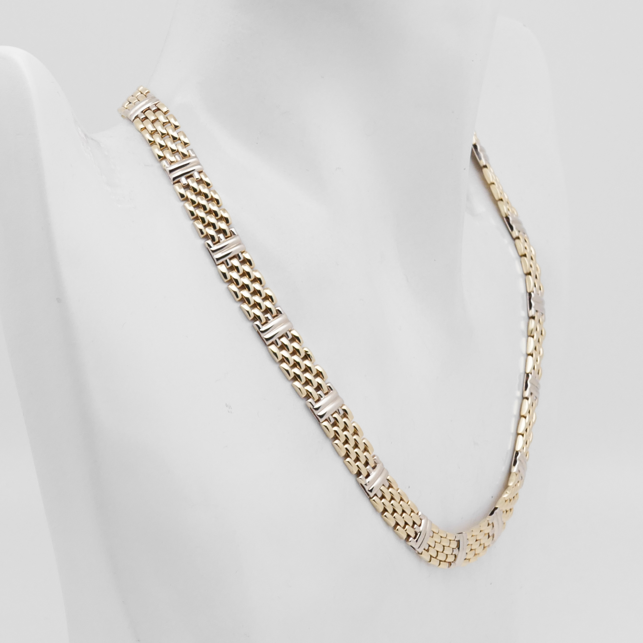 Schräg fotografiertes Bicolor Collier aus 585 Gold an einer weißen Schmuckbüste