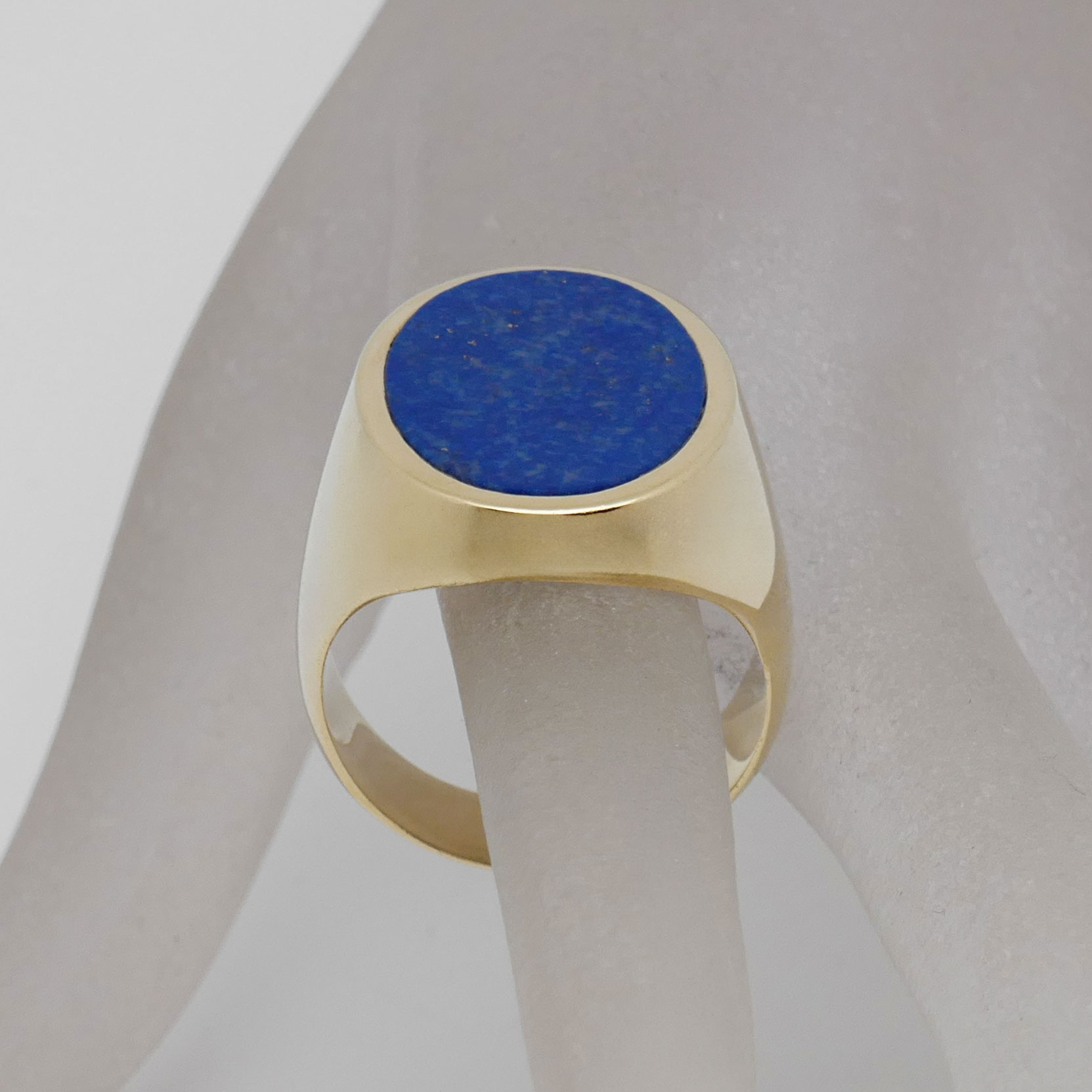 Goldener Herrenring mit ovalem blauem Lapis Lazuli