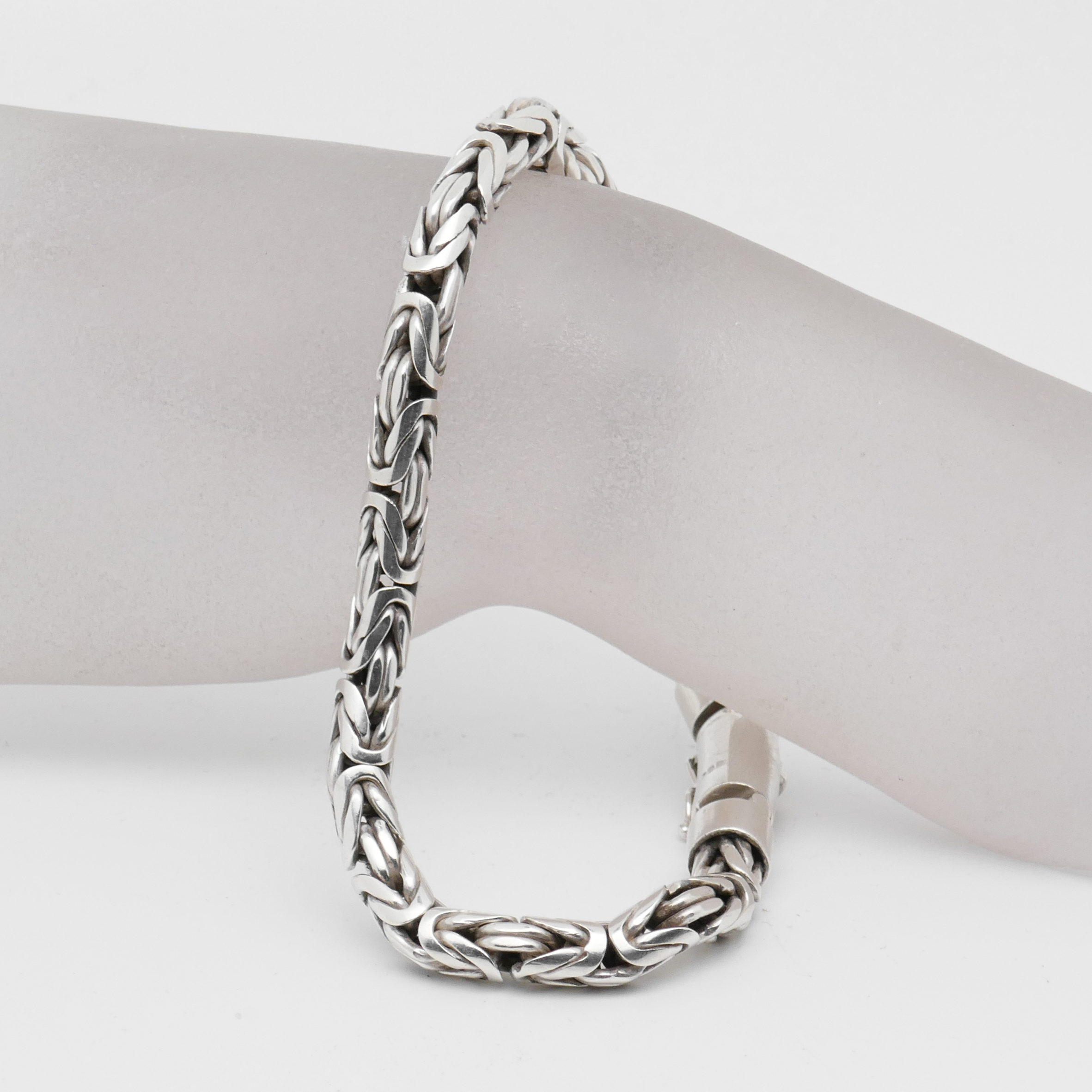 Frontale Ansicht eines massiven 925 Silberarmbands