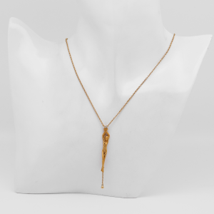 Frontal aufgenommene Carrera y Carrera Halskette mit Anhänger aus 18 Karat Gold