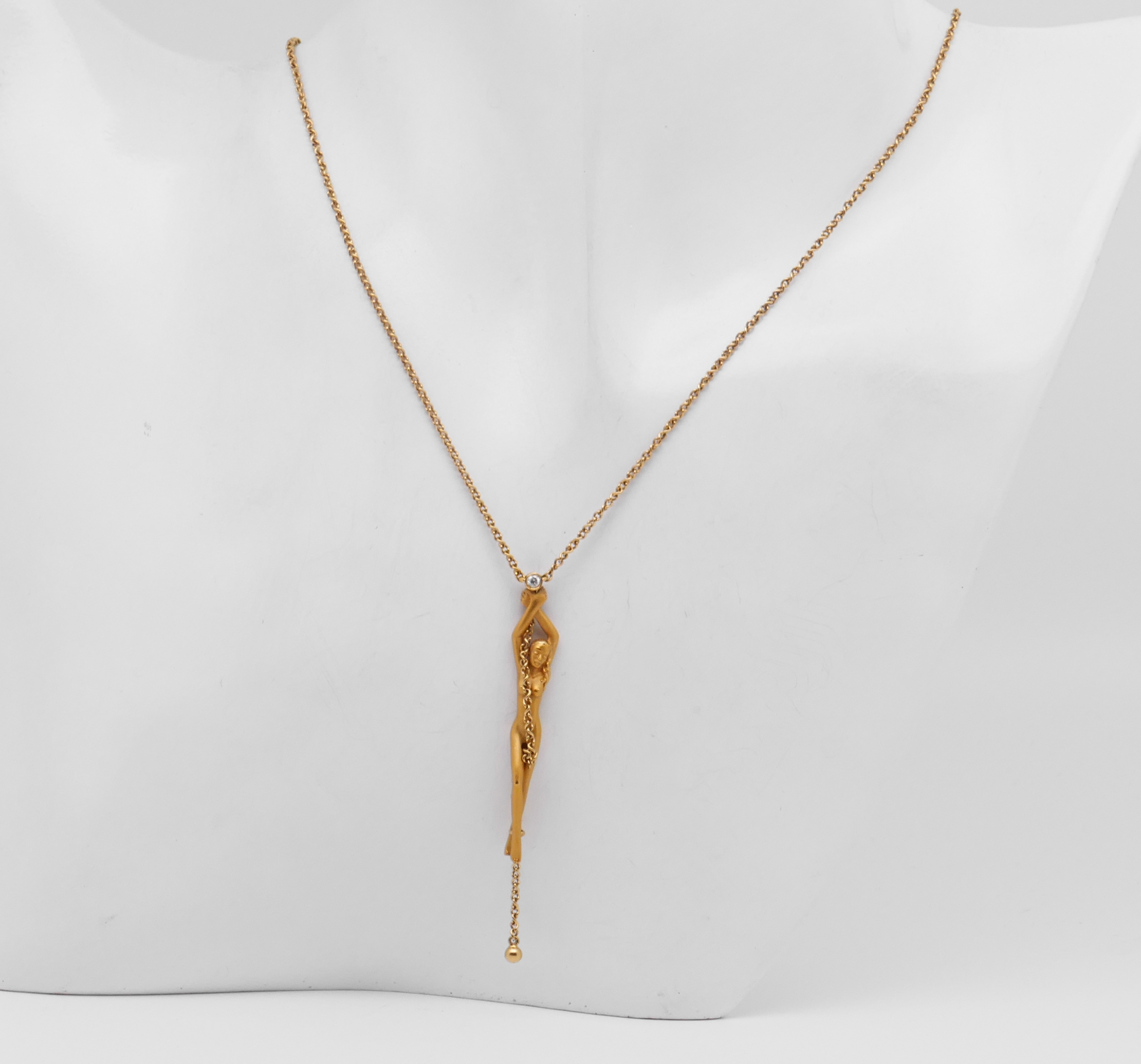 Frontal aufgenommene Carrera y Carrera Halskette mit Anhänger aus 18 Karat Gold