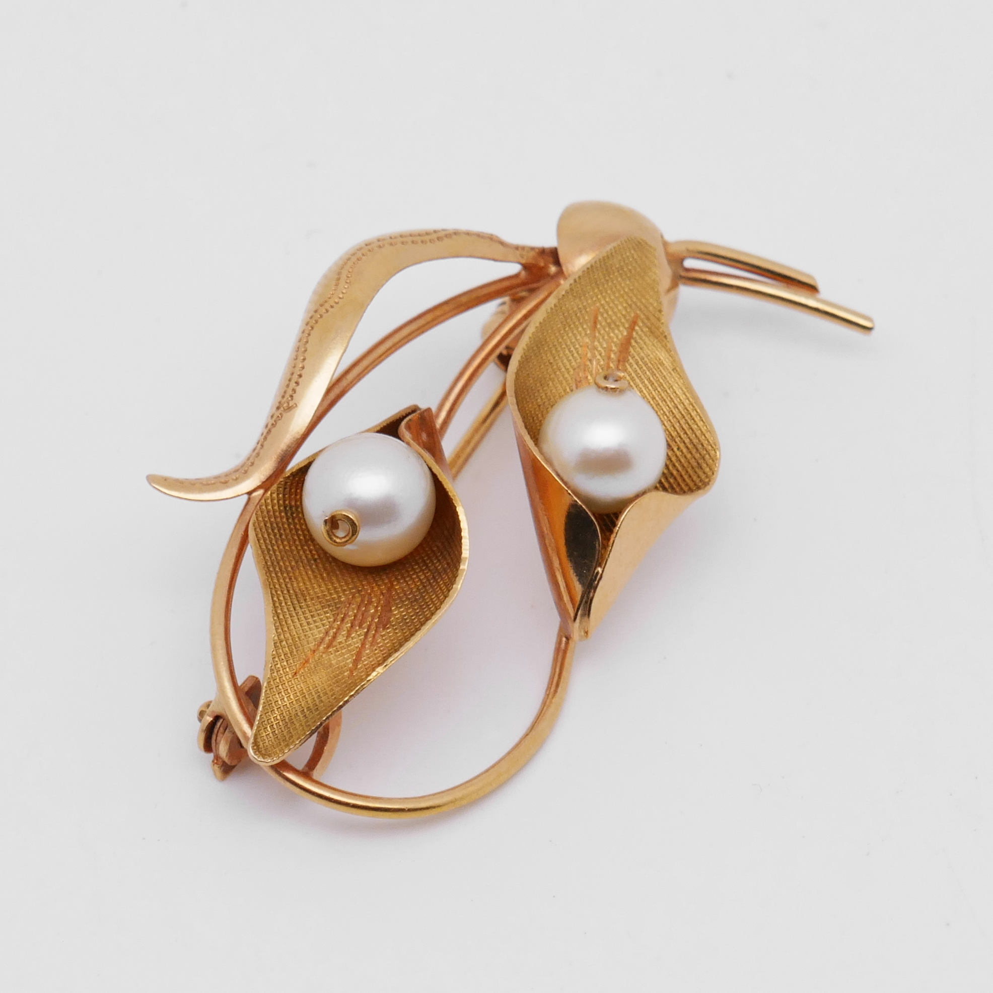 Goldbrosche mit Perlen und floralem Blattmotiv