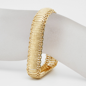 Detailaufnahme eines breiten Gelbgold Armbands mit strukturierten Gliedern