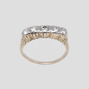 Nahaufnahme der Diamanten in einem 585 Gelbgold Ring