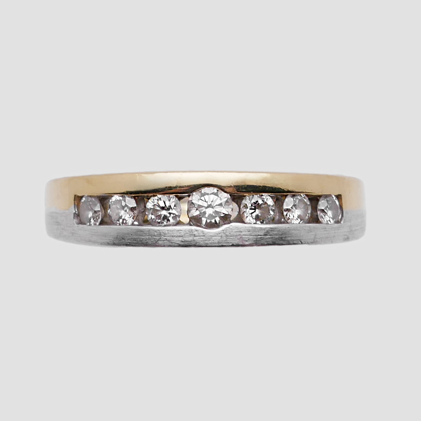 750 Gold Ring mit sieben gefassten Diamanten