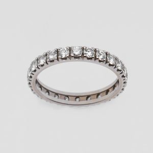 Seitenansicht eines Memory Rings mit Diamanten