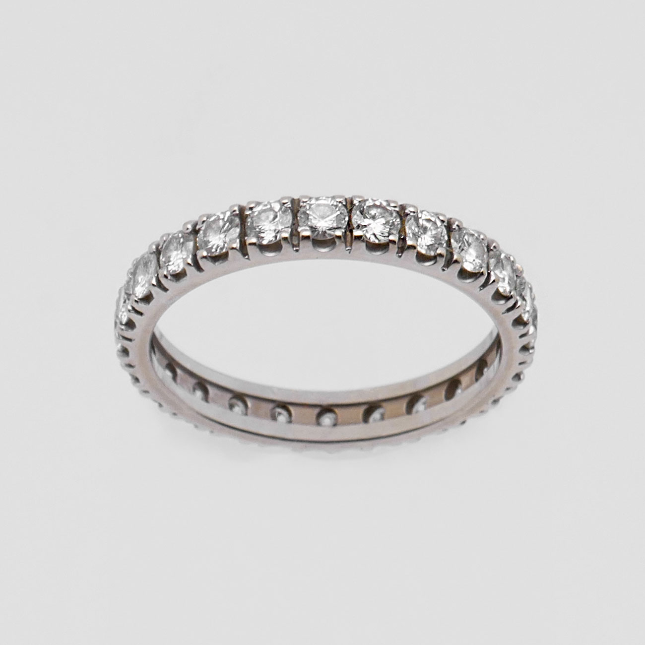 Seitenansicht eines Memory Rings mit Diamanten
