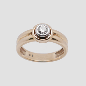 Freigestellter Solitär Ring aus 14 Karat Gelbgold mit rundem Diamanten und sichtbarer 585 Punze