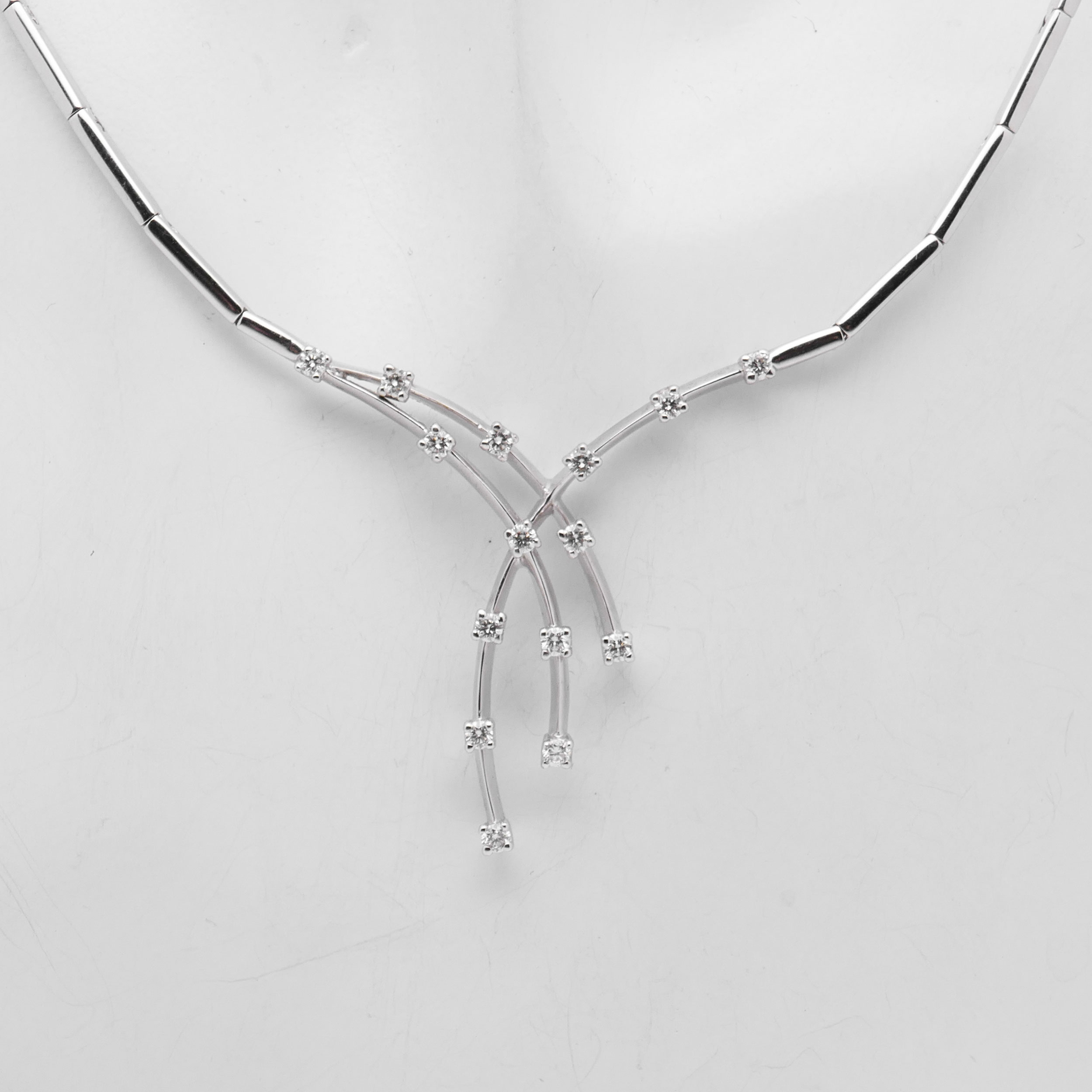 Detailansicht der Diamanten am Weißgold Collier
