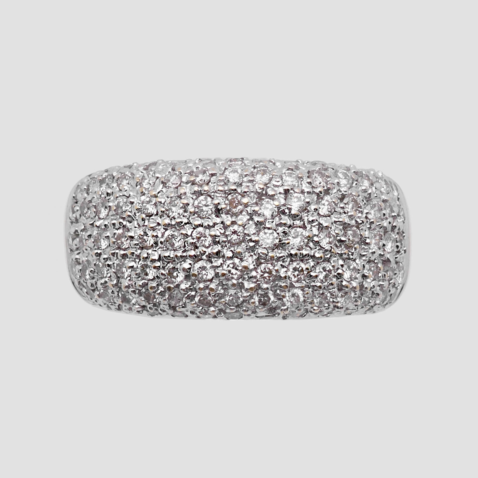 Detailansicht der 91 Diamanten am Goldring