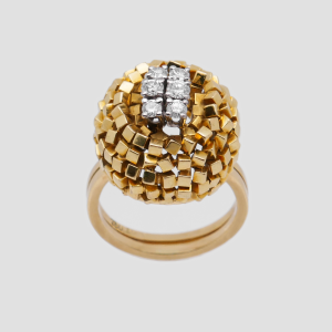 Freigestellter Ring aus 18 Karat Gold mit strukturierter Oberfläche und 6 Diamanten in Gesamtansicht