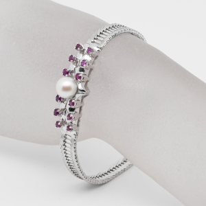 Elegantes Armband aus Weißgold mit Perle und roten Steinen in weiterer Trageperspektive
