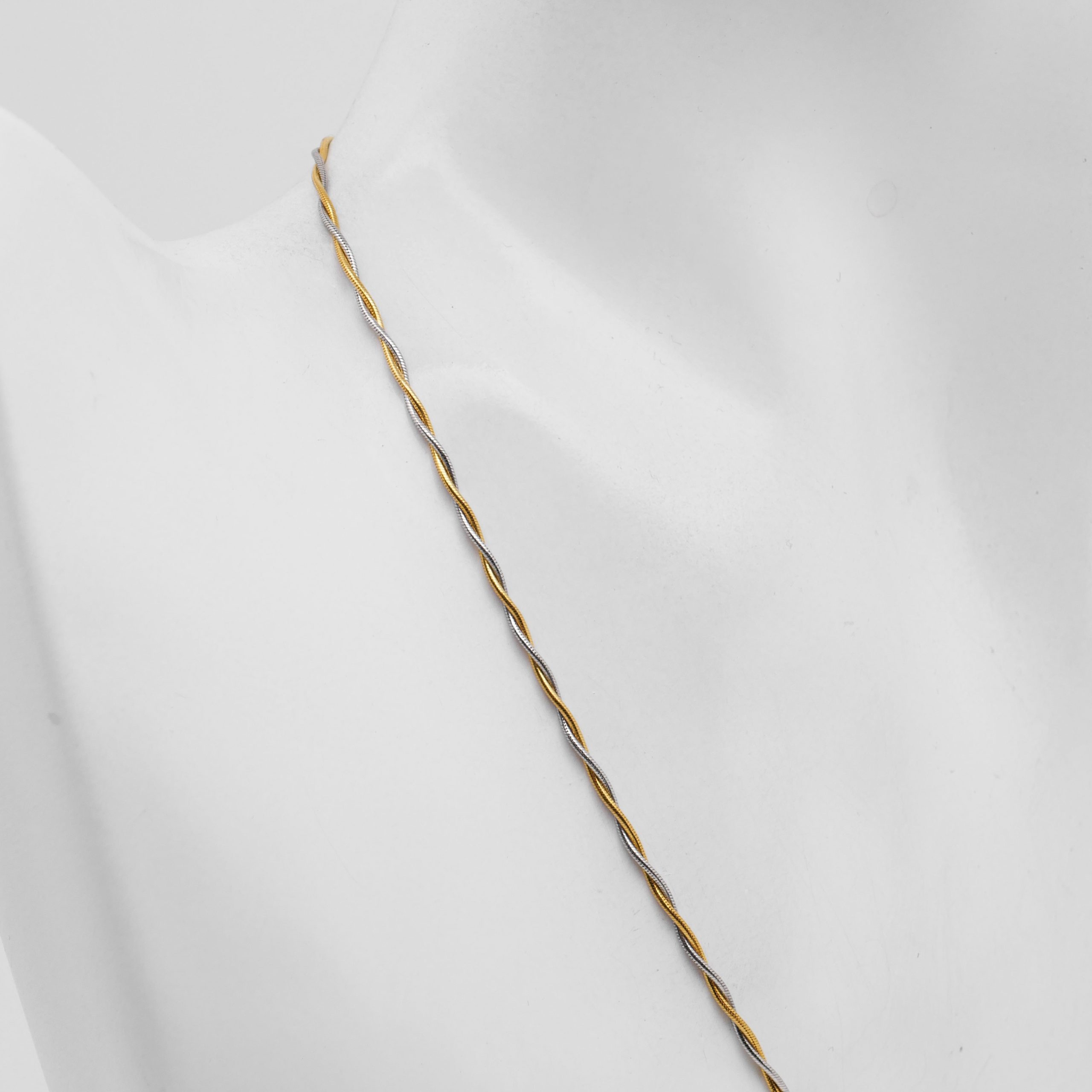 Detailansicht der gedrehten Bicolor Halskette aus Gold