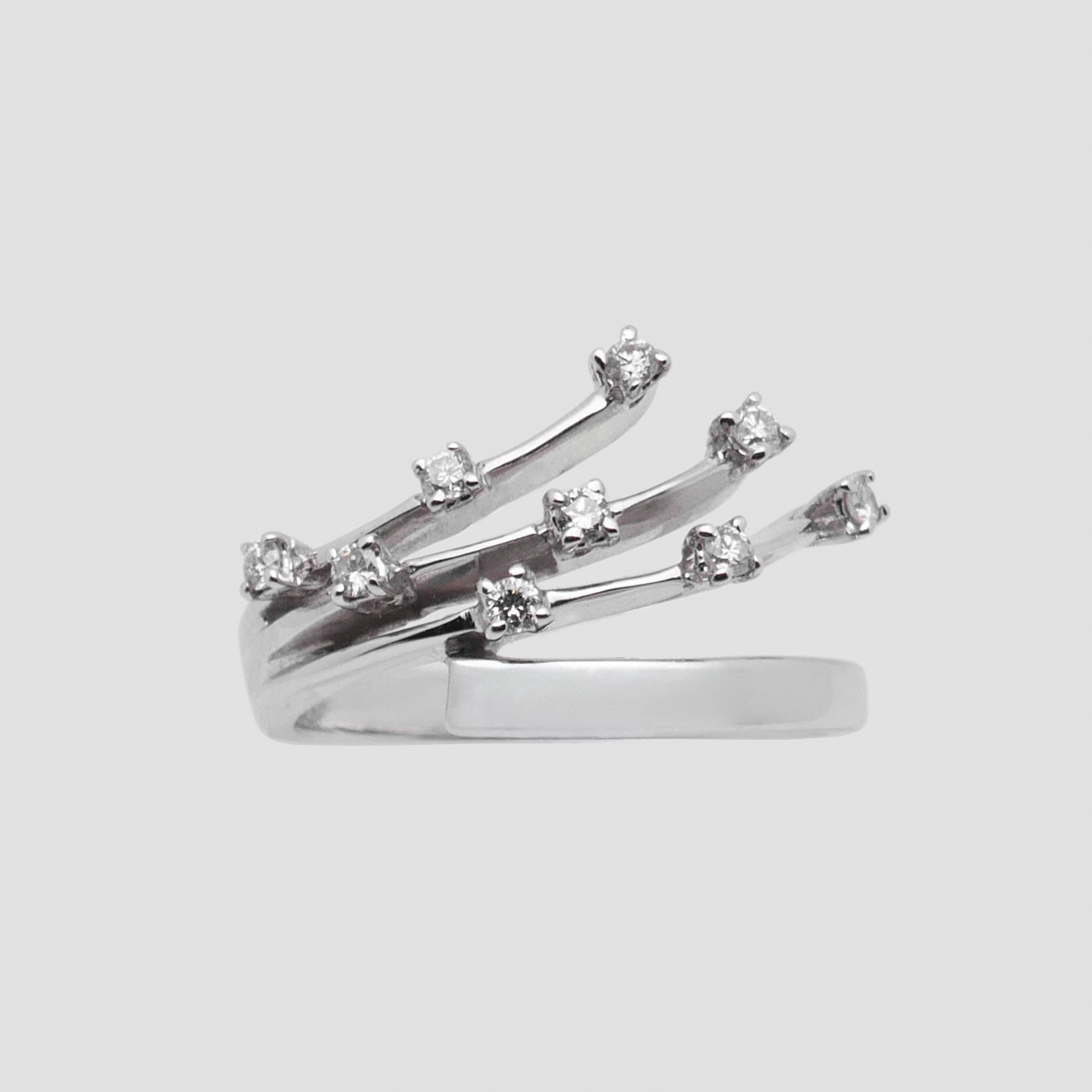 Geschwungener Weißgoldring mit neun einzeln gefassten Diamanten