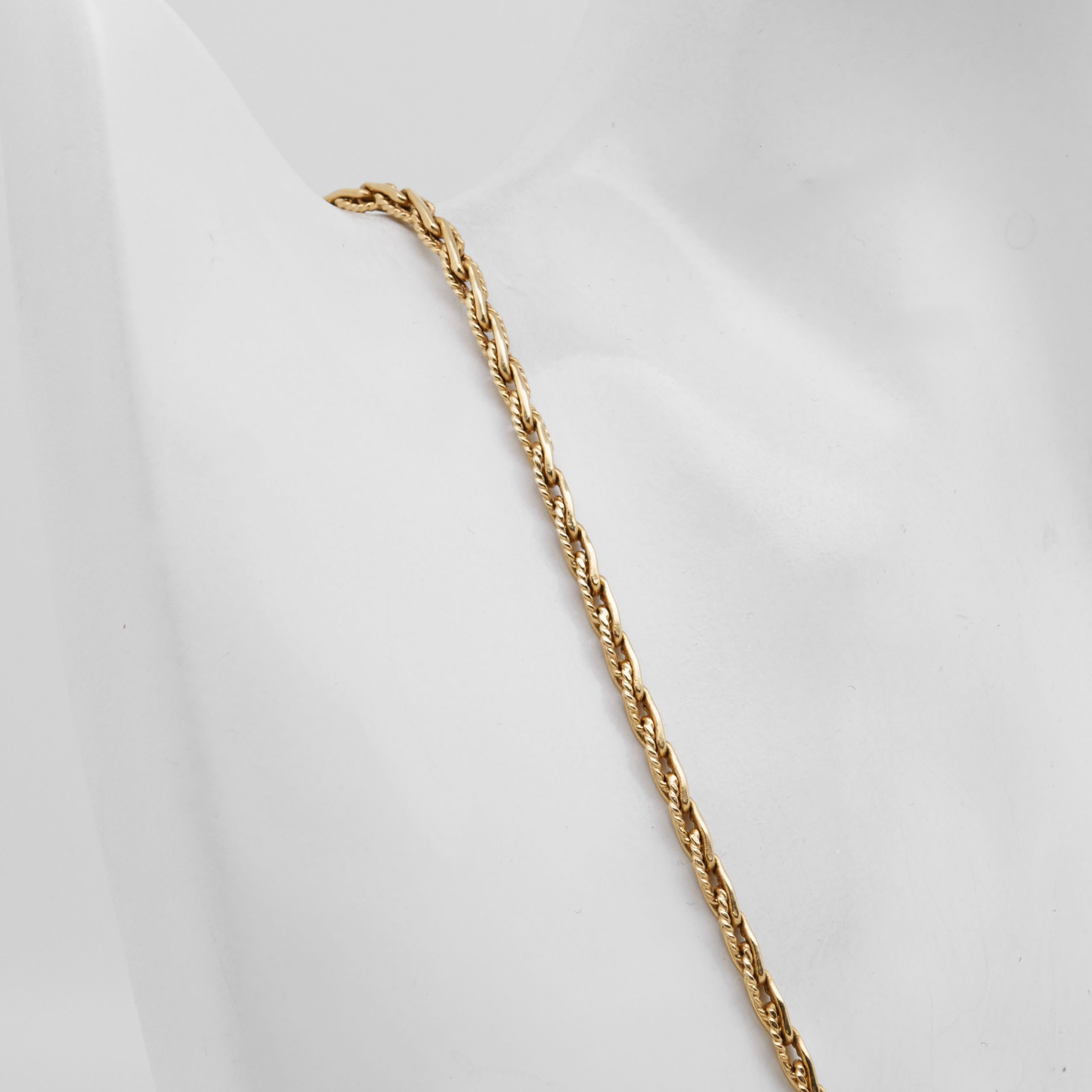 Detailansicht der Glieder einer Endloskette aus 585 Gold