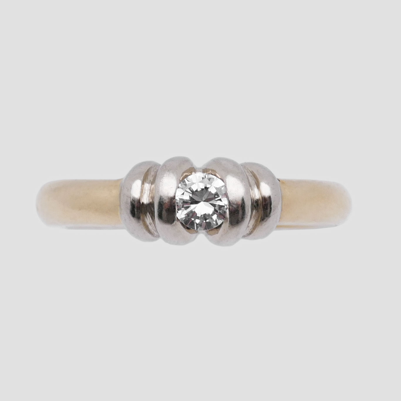 Nahansicht des Diamanten an einem Bicolor Goldring