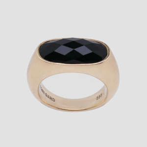 Seitliche Ansicht eines Toni Gard Rings aus Gelbgold mit facettiertem Stein