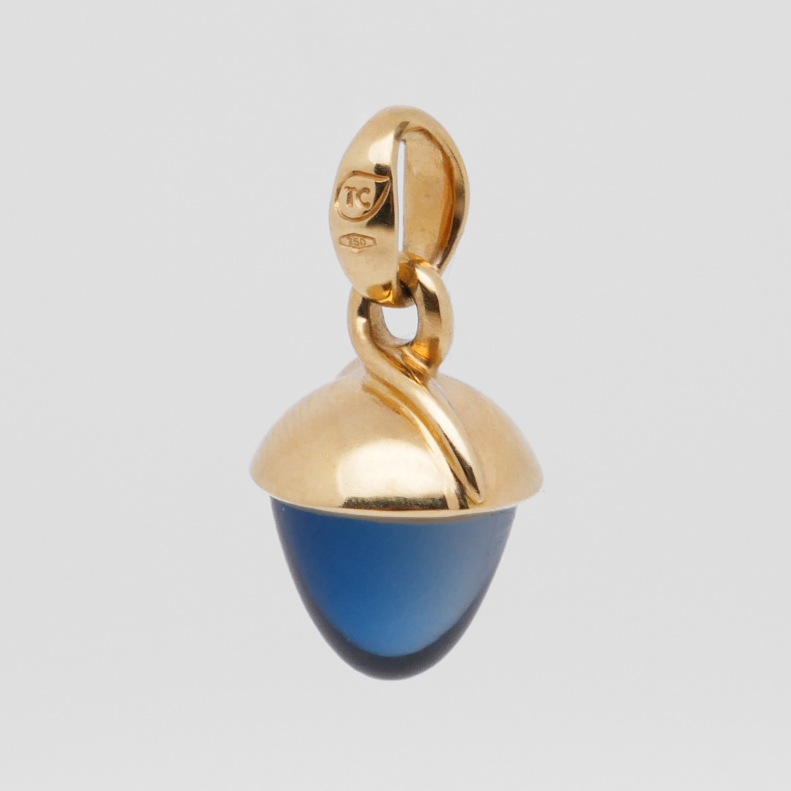Seitliche Ansicht eines 750 Gold Anhängers mit blauem Stein