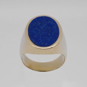 Herrenring aus 585 Gelbgold mit großem ovalem Lapis Lazuli