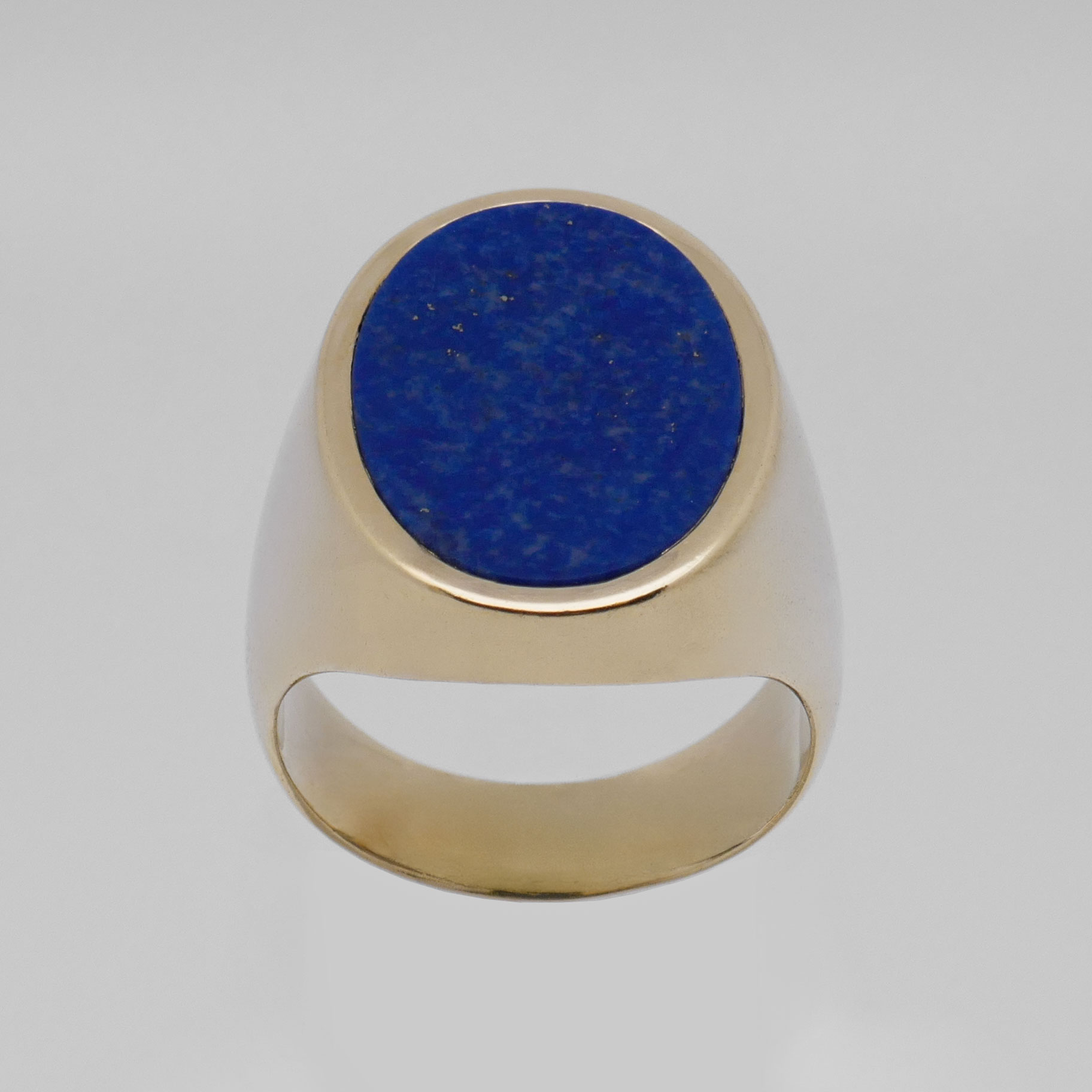 Herrenring aus 585 Gelbgold mit großem ovalem Lapis Lazuli