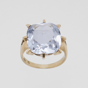 Frontansicht eines Cocktail Rings aus Gold mit hellblauem Stein