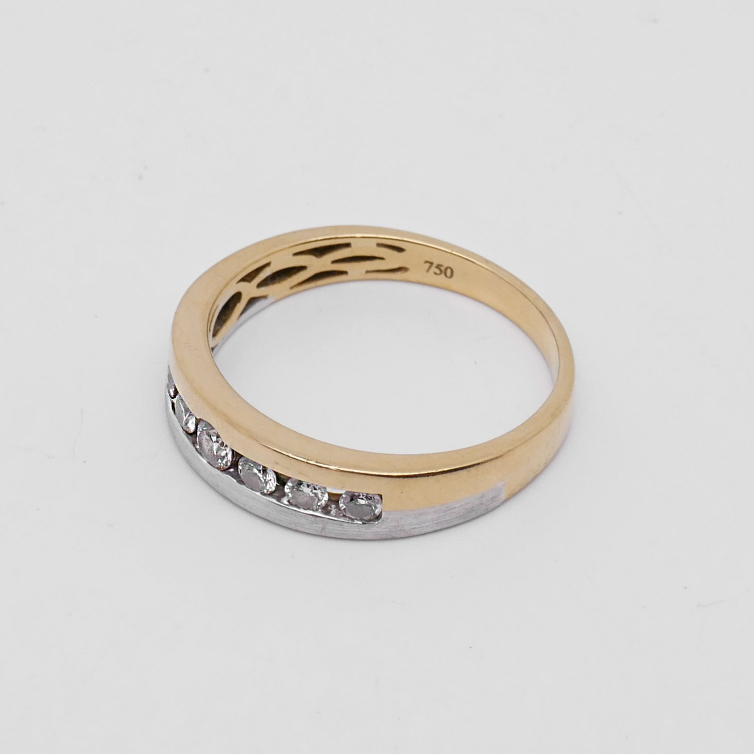 Rückseite eines Bicolor Rings aus 750 Gold