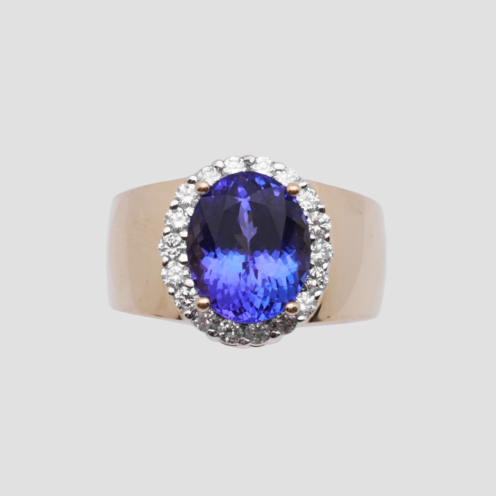 Blauer Edelstein mit Diamanten in Goldring Nahaufnahme